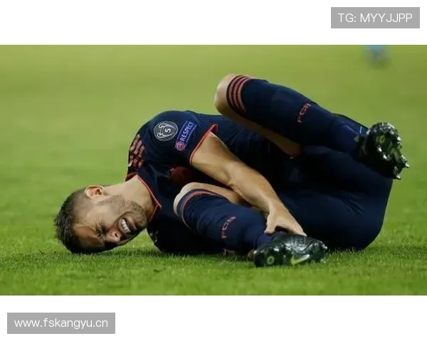 拜仁防线问题持续暴露,球队当前稳定性承压对争冠形势产生影响